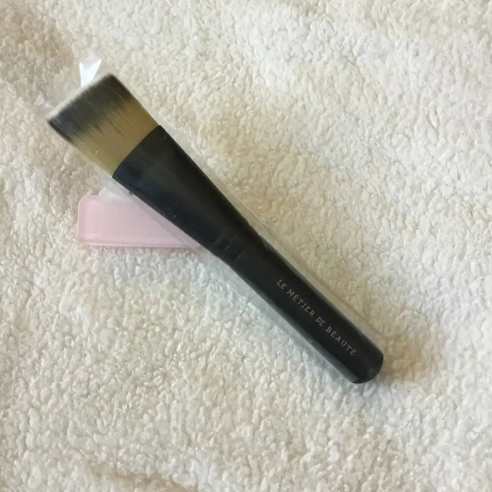 Le Métier de Beauté Flat Angled Foundation Brush